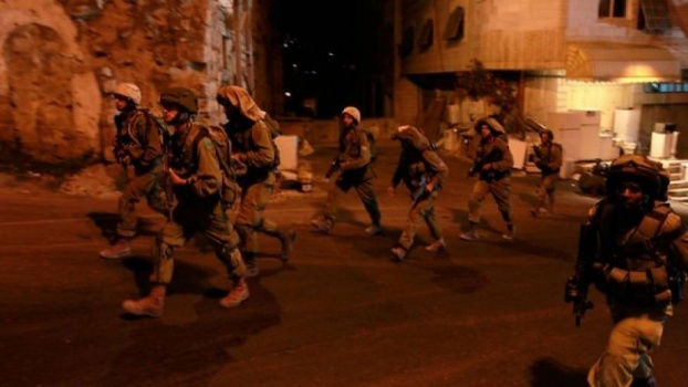 مداهمات واسعة.. الاحتلال يشن حملة اعتقالات بالضفة الغربية