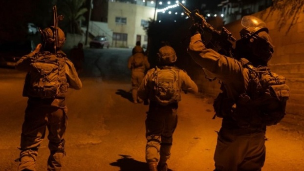 الاحتلال يعتقل 38 مواطنا من الضفة بينهم سيدتان وعمال من قطاع غزة