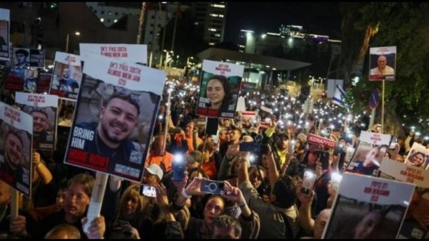 والد أحد الأسرى الإسرائيلين الثلاثة لحكومة الاحتلال: "قتلتم ابني مرتين"