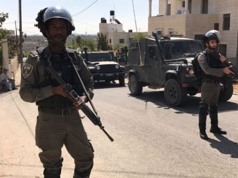 الاحتلال يخطر بهدم منازل عائلات ثلاثة شهداء في الخليل