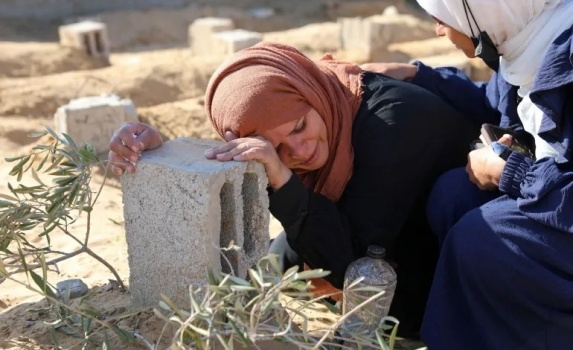 لاجئة فلسطينية تروي &ldquo;الخيار المستحيل&rdquo; لعائلتها في غزة