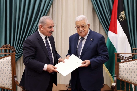 الرئيس يقبل استقالة حكومة اشتية ويكلفه ووزراءه بتسيير أعمالها لحين تشكيل حكومة جديدة