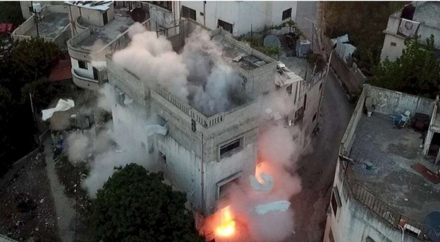 صور....الاحتلال يفجر منزل الشهيد معاذ المصري في مدينة نابلس 