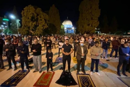 الآلاف يؤدون صلاة فجر الجمعة في الأقصى ودعوات للنفير وكسر الحصار