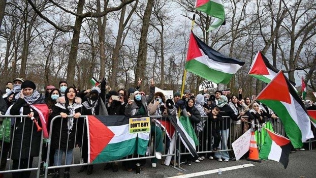 "فلسطين ليست للبيع".. محتجون يقاطعون اجتماعاً لبيع عقارات بالضفة الغربية والقدس لليهود بأمريكا