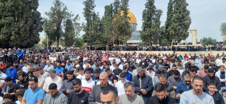 رغم إجراءات الاحتلال...125 ألفًا يؤدون صلاة الجمعة الثالثة من رمضان في الأقصى
