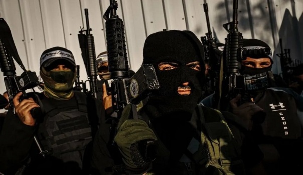 كتيبة طولكرم تعلن العصيان المدني: أغلقنا جميع مداخل نورشمس بالتراب والعبوات الناسفة