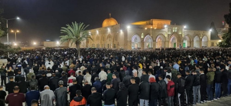 65 ألف مصلٍّ يؤدون فجر الجمعة الأخيرة من رمضان في الأقصى