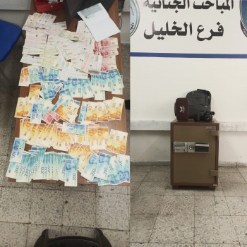 الشرطة وخلال ساعات تكشف ملابسات سرقة مبالغ مالية وشيكات بقيمة مليون شيقل من أرض المعارض للمفروشات في الخليل