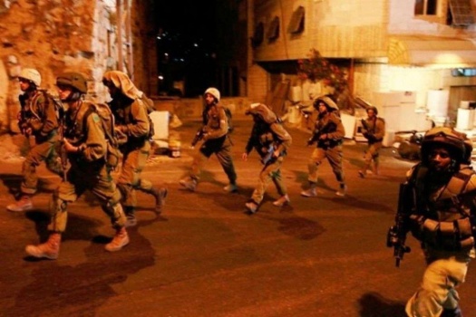 اقتحامات الإحتلال بالضفة: اعتقالات واسعة بالخليل ودمار بمخيم بلاطة وطولكرم