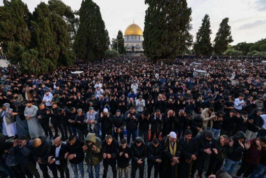 60 ألفا يؤدون صلاة عيد الفطر في المسجد الأقصى