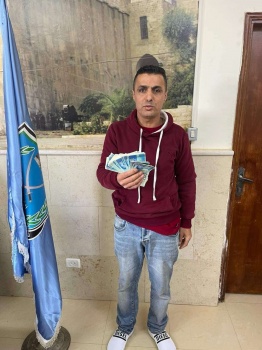 الشرطة تشكر مواطن لأمانته في الخليل