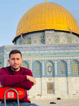 شهيد و10 إصابات وإحراق عشرات المنازل والمركبات في هجوم واسع للمستعمرين على قرية المغير