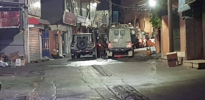 الاحتلال يعتقل مواطنين وينفذ مداهمات في الضفة