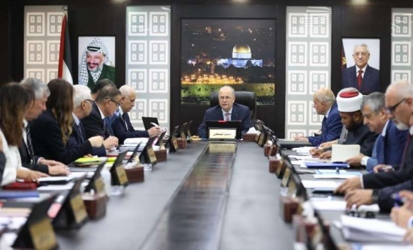 الحكومة الحالية تعيد النظر في قرار اتخذته حكومة اشتية