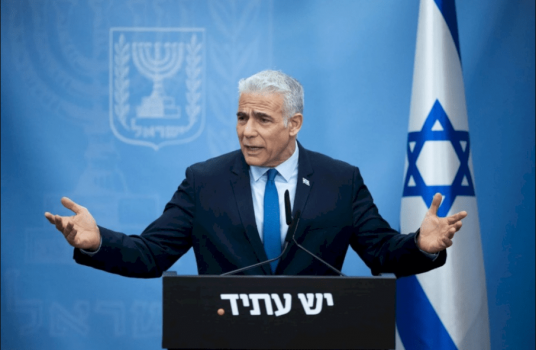 لابيد: تراجع نتنياهو عن صفقة التبادل يعني حكماً بالإعدام على "الرهائن" وأزمة مع واشنطن