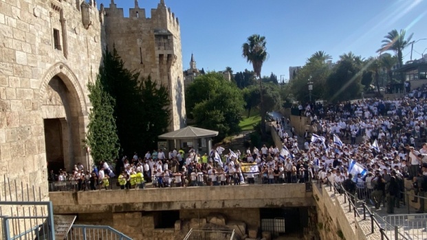 "مسيرة الاعلام": الآلاف يقتحمون القدس واعتداءات على الفلسطينيين