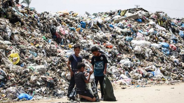 الأونروا: أكثر من 330 ألف طن نفايات متراكمة بمناطق سكنية بغزة