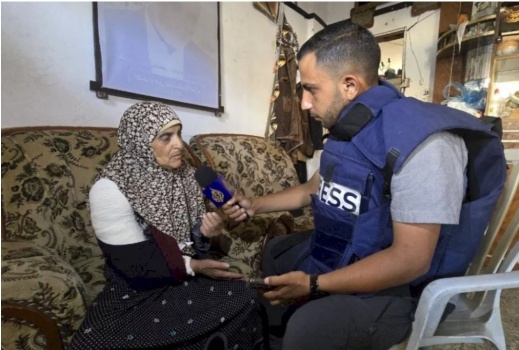 فيديو يظهر اعتداء كلب بوليسي لجيش الاحتلال على مسنة في جباليا