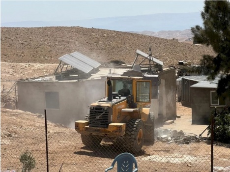 50 فرداً بلا مأوى.. الاحتلال يهدم 11 منزلاً ومسكناً في مسافر يطا