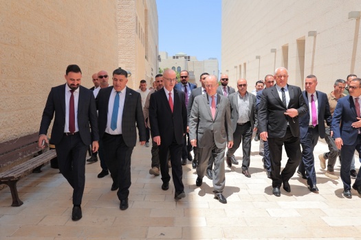 بالصور: رئيس الوزراء الفلسطيني ووزراء الحكومة يزورون جامعة النجاح الوطنية في نابلس