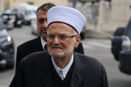 رفض التوقيع على قرار إبعاده... الشيخ صبري : الاحتلال وجه لي تهمًا مفبركة تتعلق بـ"دعم الإرهاب"