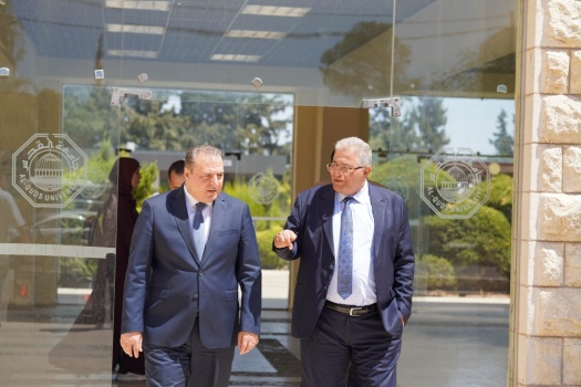 السفير الأردني يزور جامعة القدس ويشيد بالقفزة النوعية التي تشهدها الجامعة مؤخراً