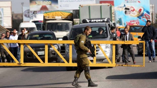 الاحتلال يخنق أهالي الضفة: إغلاقات وحواجز وتفتيش بطيء