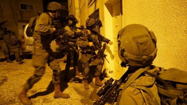 الاحتلال يعتقل 22 مواطنا من الضفة بينهم طفلان وصحفي