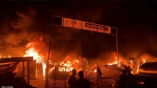 مجزرة جديدة بحق النازحين في دير البلح..  شهداء و إصابات في قصف الاحتلال خيام للنازحين بمستشفى شهداء الأقصى