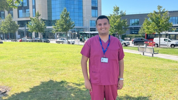 الطالب عادل غسان أبو الرب من برنامج الطب البشري يحصل على فرصة تدريبية مميزة في مستشفى ساوث ميد في إنجلترا
