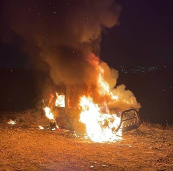 مستعمرون يهاجمون منزلا ويحرقون مركبة في جبع جنوب جنين
