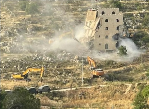 الاحتلال يهدم منزلا من طابقين في يتما جنوب نابلس