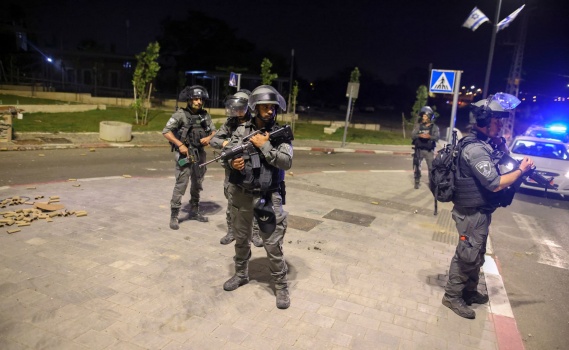 اعتقال 3 أشخاص أحدهم عميد بالجيش للاشتباه بإطلاقهم قنابل ضوئية على منزل نتنياهو في قيسارية