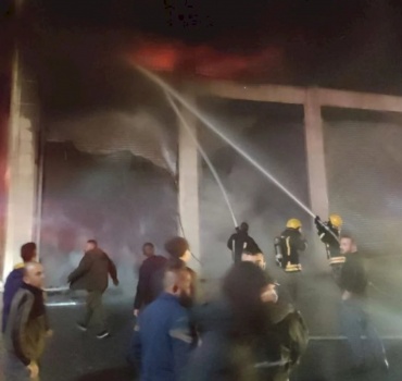 حريق كبير في مستودع للأجهزة الكهربائية جنوب الخليل