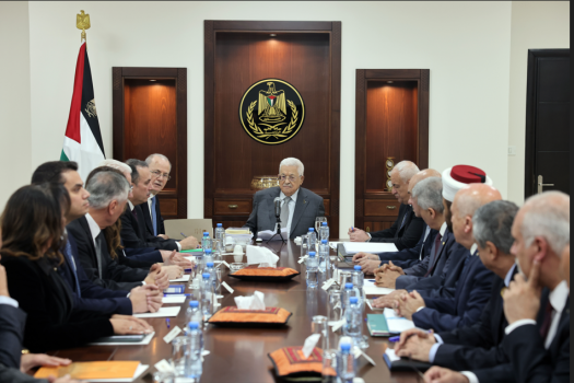 الرئيس باجتماع الحكومة: الأولوية لوقف العدوان ورفع المعاناة عن الفلسطينيين