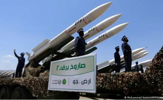 صحيفة: الحوثيون أطلقوا 370 صاروخا ومسيّرة على إسرائيل منذ بداية الحرب