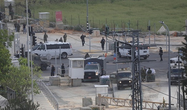 الاحتلال يحاصر دير قديس غرب رام الله ويبحث عن فلسطينية بزعم محاولتها طعن مستوطنين