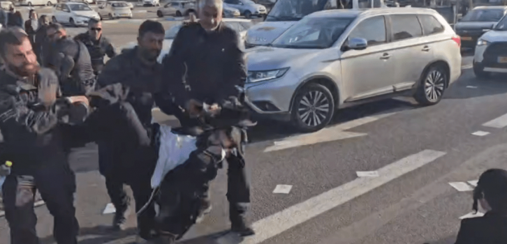 احتجوا على التجنيد الإجباري.. مواجهات بين "الحريديم" وقوات الاحتلال في تل أبيب
