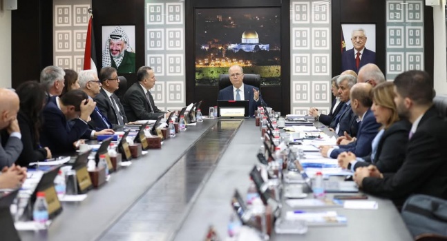 الحكومة تدين العدوان الإسرائيلي على جنين ومخيمها وتكلِّف اللجنة الوزارية بتعزيز تدخلاتها في المناطق المستهدفة