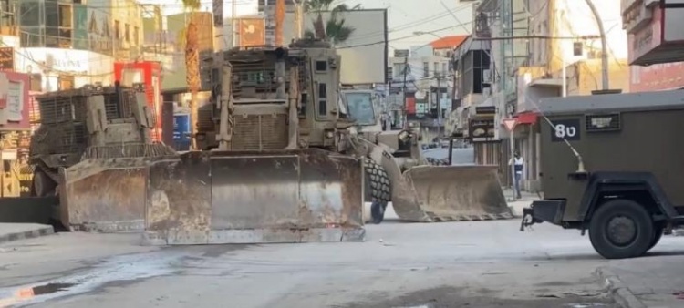 العدوان على جنين يدخل يومه الثاني .. اعتقال العشرات وتدمير البنية التحتية ومحاصرة المخيم
