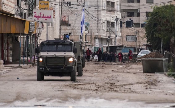 جدار الاحتلال الحديدي يحاصر جنين: دمار واسع ونزوح الآلاف