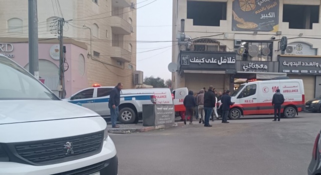 اصابة مواطن ونجله برصاص مجهولين في الخليل أحدهما حالته خطرة