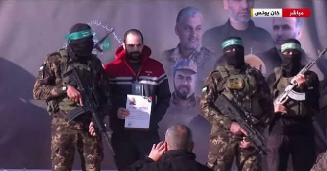 ضمن الدفعة الرابعة لصفقة التبادل...القسام تسلم 3 أسرى إسرائيليين للصليب في خان يونس