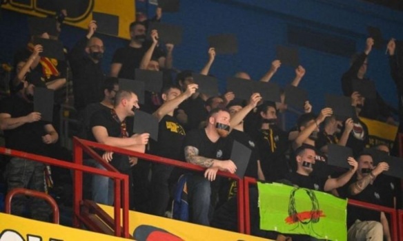 مشجعو برشلونة يهتفون لفلسطين خلال مباراة ضد فريق إسرائيلي في الدوري الأوروبي لكرة السلة