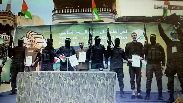مكتب نتنياهو: مشاهد تسليم الاسرى لن تمر مرور الكرام