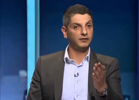 الرئيس يصدر قرارا بتعيين رائد أبو الحمص رئيساً لهيئة الأسرى ويحيل قدورة للتقاعد