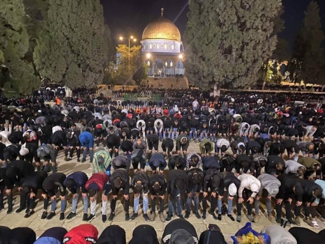 مئات المصلين يُحيون الفجر في الأقصى رغم تشديدات الاحتلال