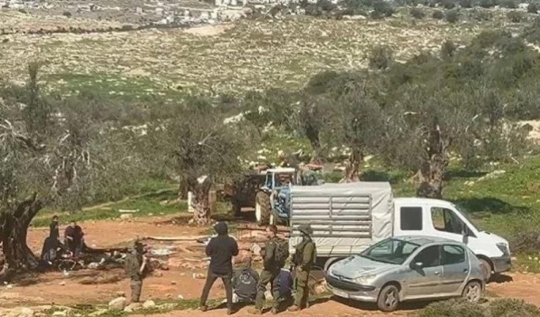 جنود من جيش الاحتلال يطردون مواطنين من منازلهم لصالح بؤرة استيطانية قرب رام الله