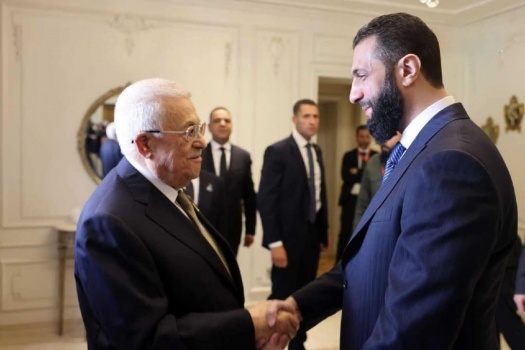 الرئيس عباس يجتمع مع أحمد الشرع في القاهرة